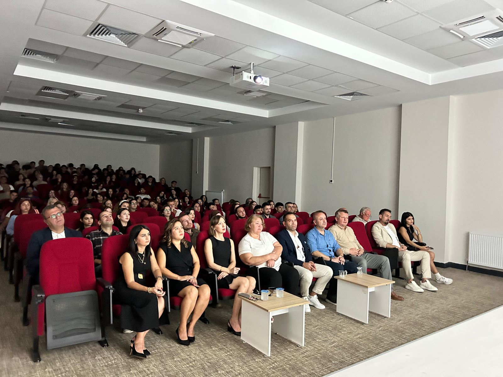 Salondaki katılımcıları önden alan bir kare