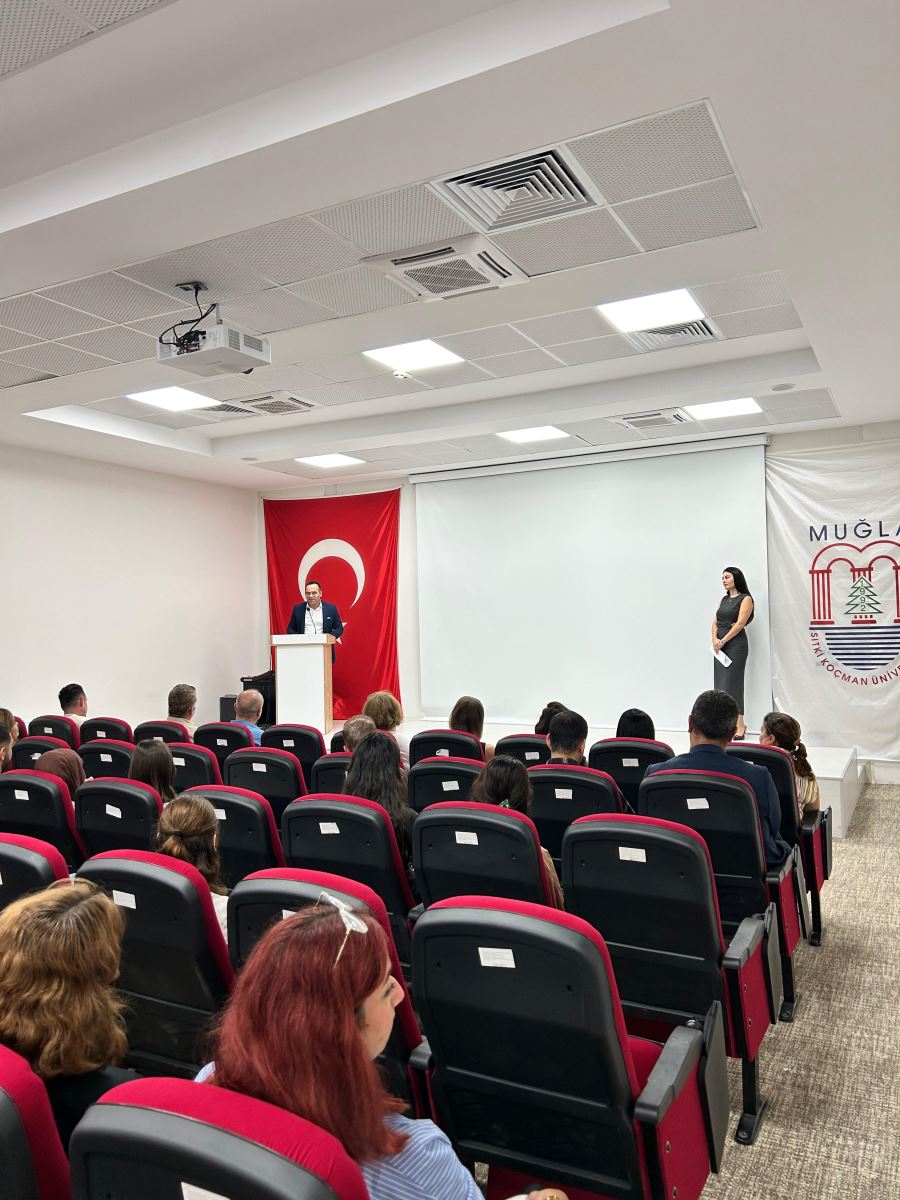 Dalaman Meslek Yüksekokulu Müdürü Doç. Dr. Ozan KAYA açılış konuşmasını yaparken salondaki dinleyiciler