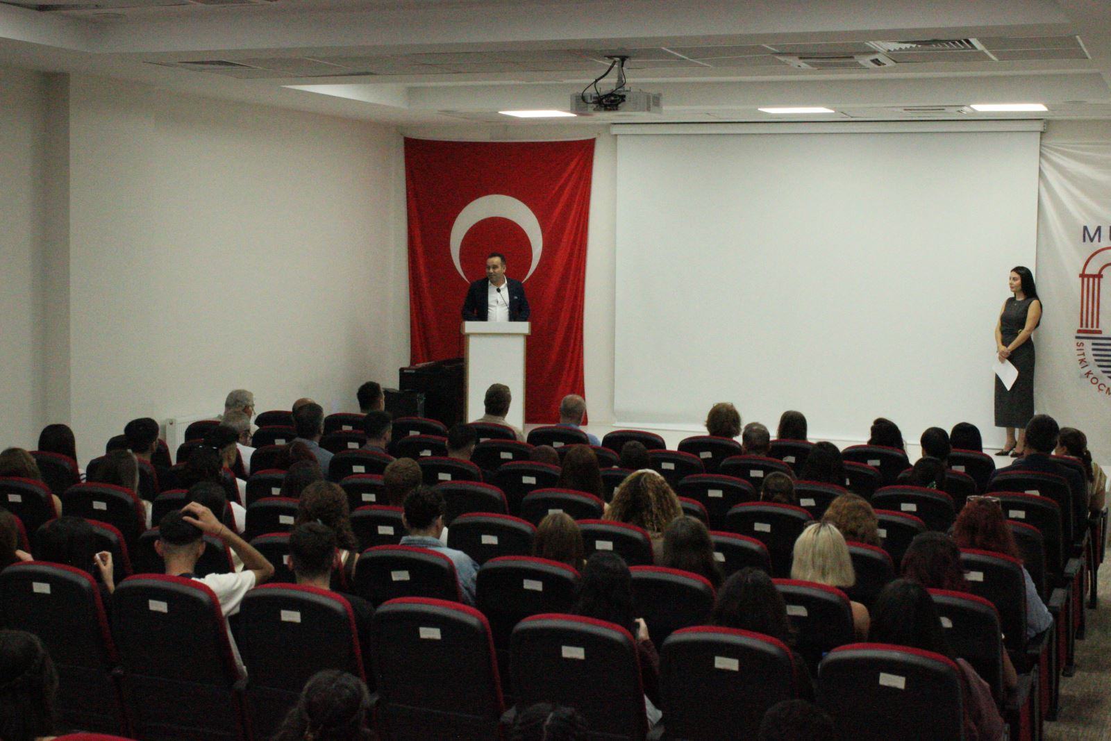 Yüksekokul Müdürü Konuşmasını bitirirken salondaki coşku