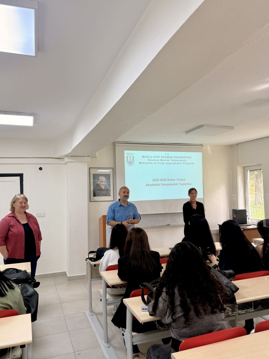 2 kadın 1 erkek akademisyen tarafından karşılarında bulunan öğrenciler ile akademik danışmanlık toplantısı yapılıyor.