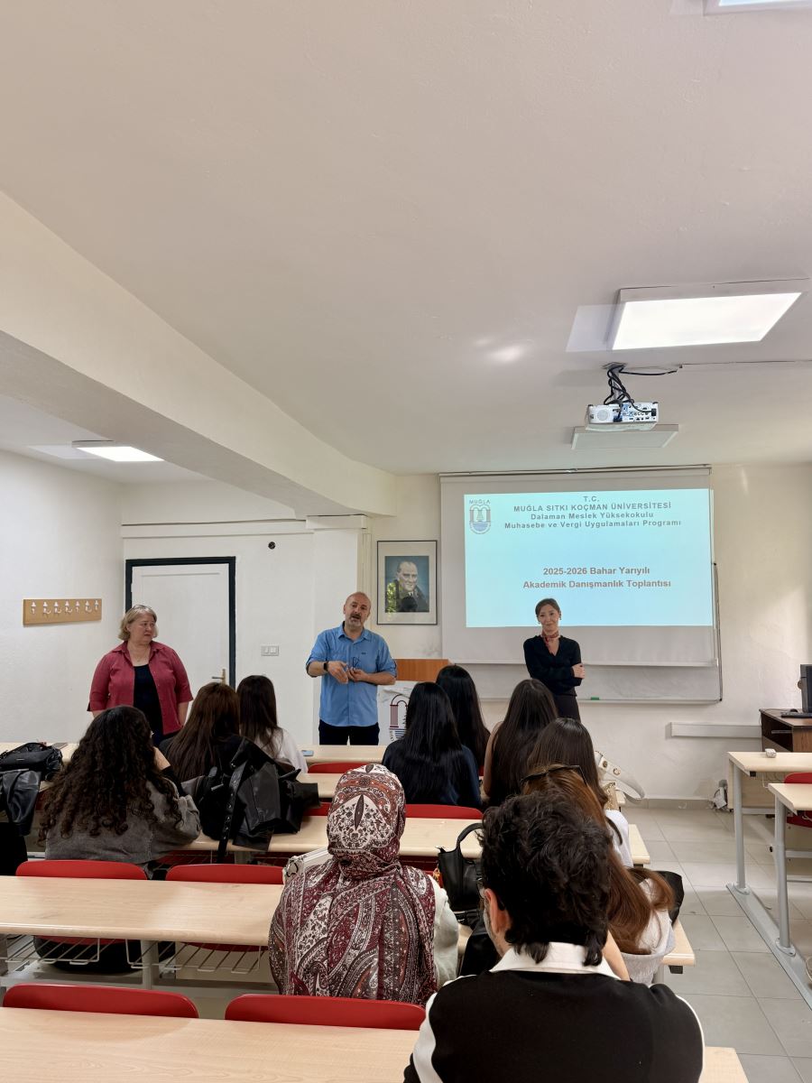 2 kadın 1 erkek akademisyen tarafından karşılarında bulunan öğrenciler ile akademik danışmanlık toplantısı yapılıyor.