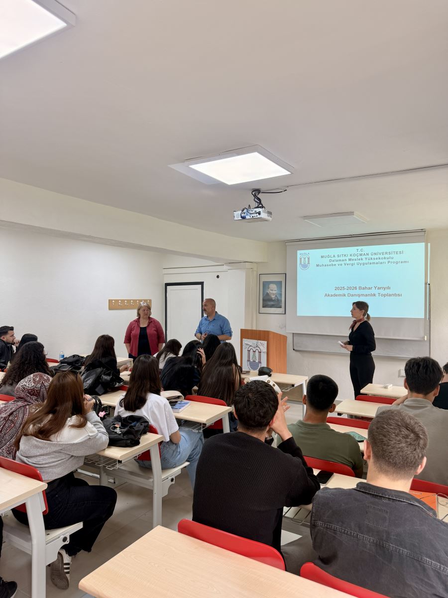 2 kadın 1 erkek akademisyen tarafından karşılarında bulunan öğrenciler ile akademik danışmanlık toplantısı yapılıyor.