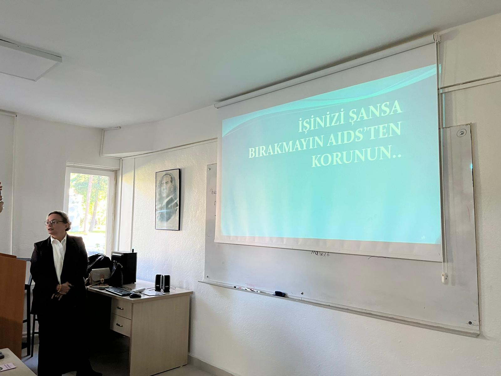 Dalaman İlçe Sağlık Müdürlüğü'nden Halk Sağlığı Doktoru Zeynep Özbahar Öğrencilere AIDS ile ilgili Biligiler veriyor.