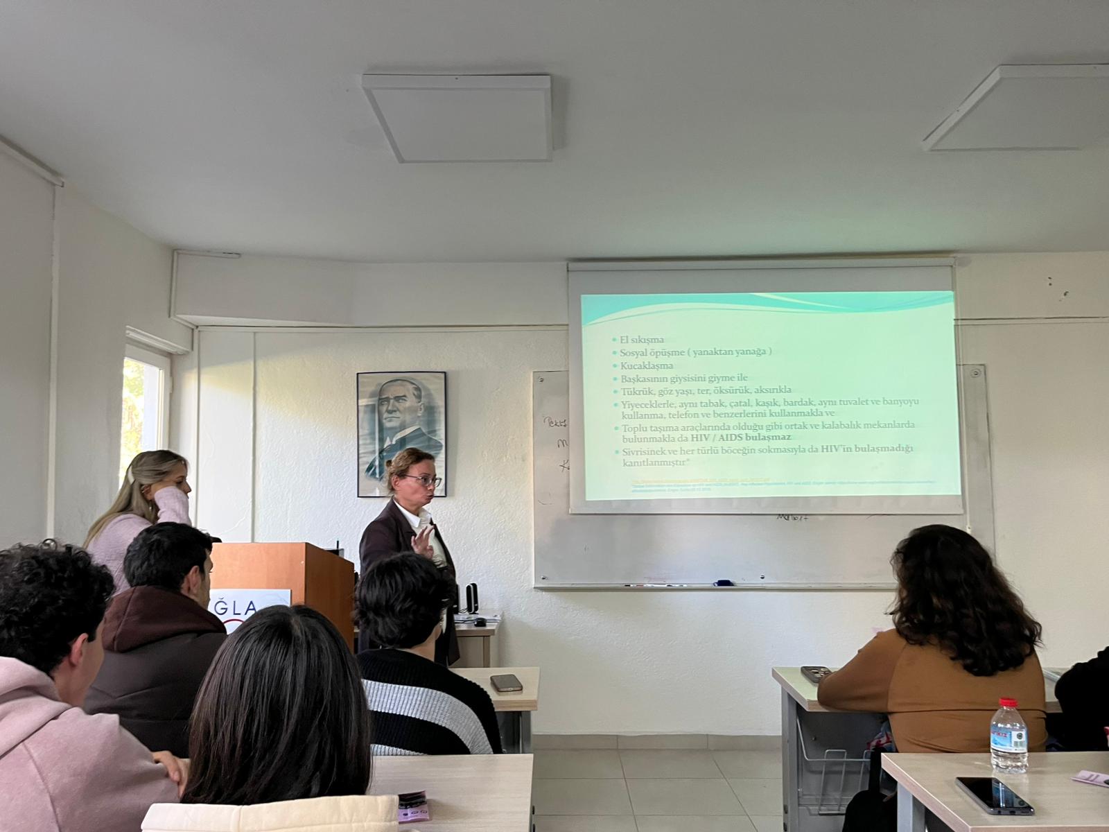 Dalaman İlçe Sağlık Müdürlüğü'nden Halk Sağlığı Doktoru Zeynep Özbahar Öğrencilere AIDS ile ilgili Biligiler veriyor.