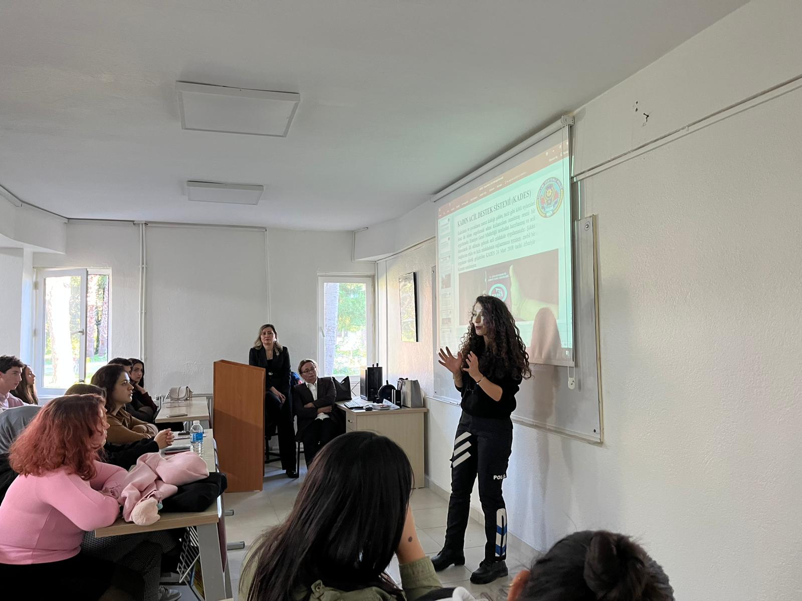Polis Memuru Duygu Şarlıoğlu Kadına Yönelik Şiddet ile Mücadelede Farkındalık sunumu yapıyor.