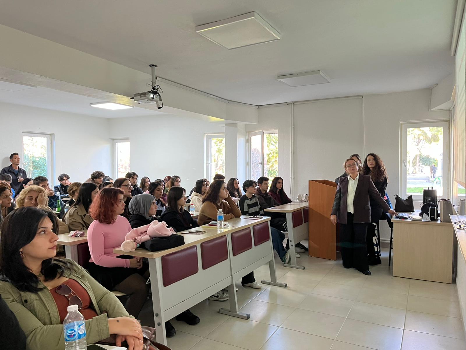 Halk Sağlığı Doktoru Zeynep Özbahar Kadına Yönelik Şiddet ile Mücadelede Farkındalık sunumu yapıyor