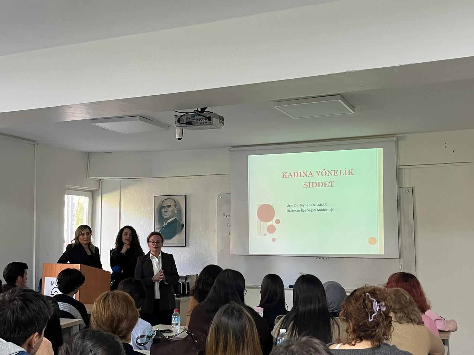 Öğrenciler dinlerken.